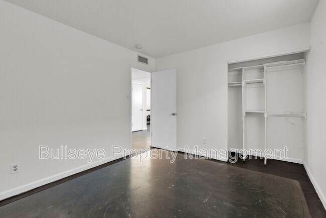 Building Photo - 1333 E Donner Dr