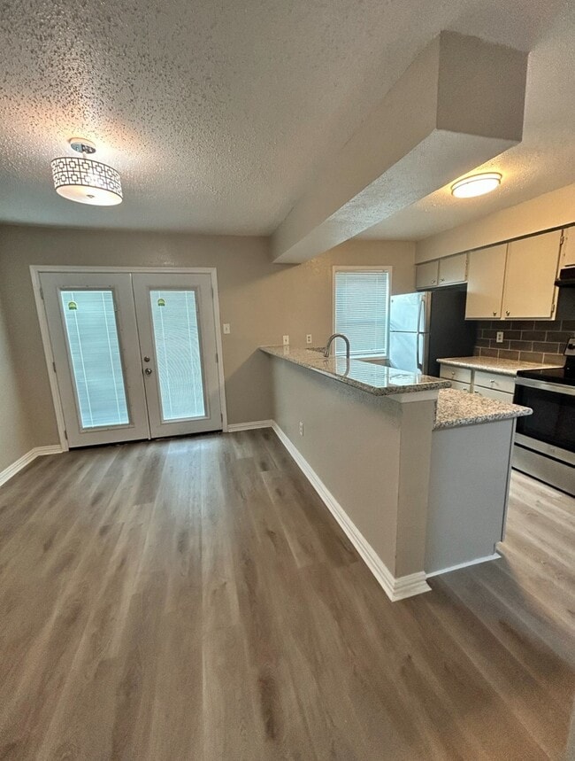 Building Photo - 3901 Woodchase Dr