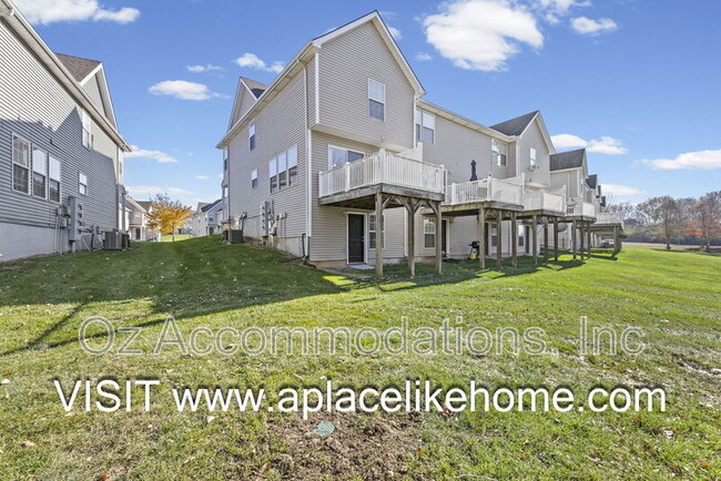 Building Photo - 2216 SW Rambling Vine Rd