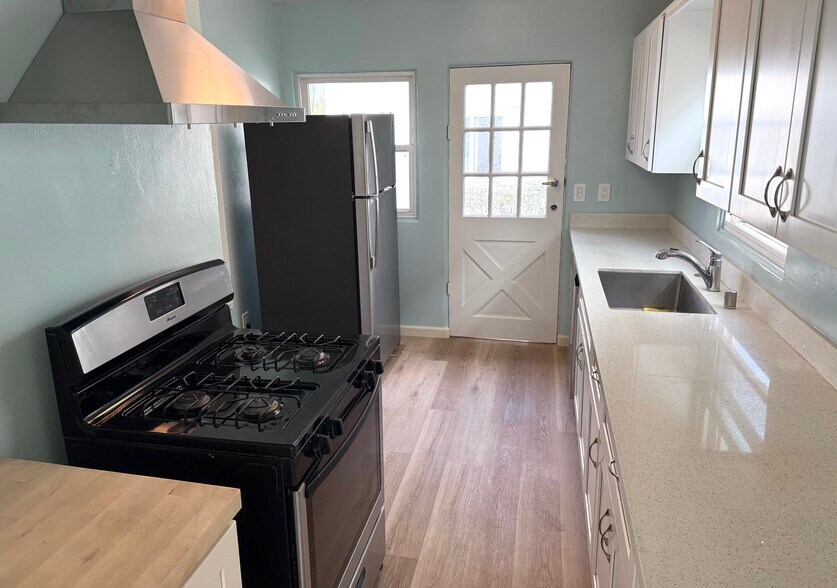 Building Photo - 1246 Pacific Beach Dr