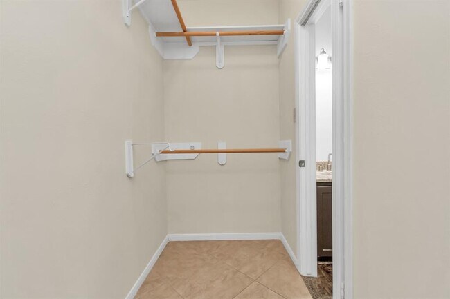 Building Photo - 4611 Bermuda Dr