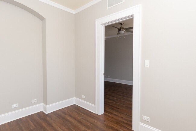 Building Photo - 817 W Lakeside Pl