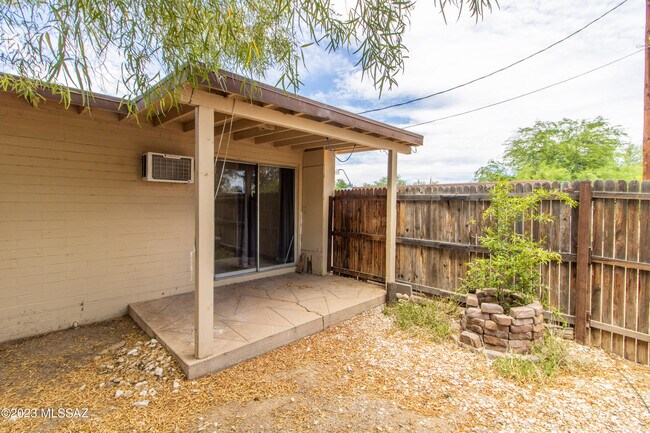 Building Photo - 3647 E Bermuda St