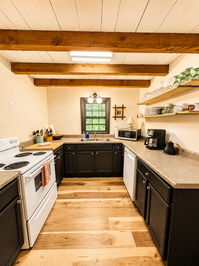 Building Photo - Black Mountain Cabin!