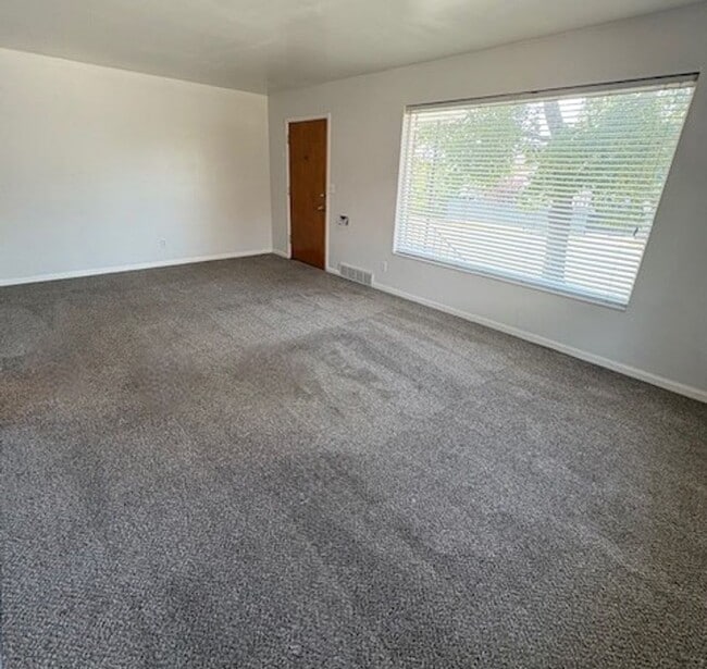 Building Photo - 3 Bedroom Duplex in Sugarhouse!