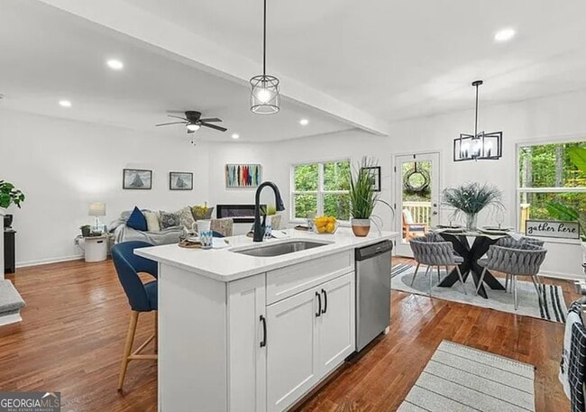 Building Photo - 3925 Pineshore Cir