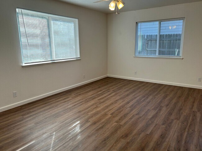 Building Photo - 582 Morgan Dr