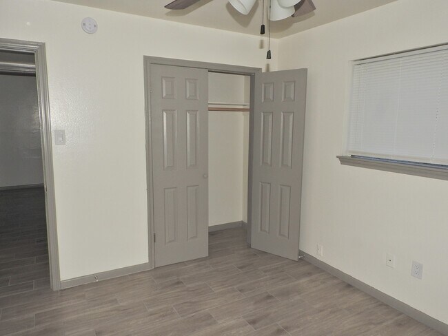 Building Photo - 408 E Coombs St