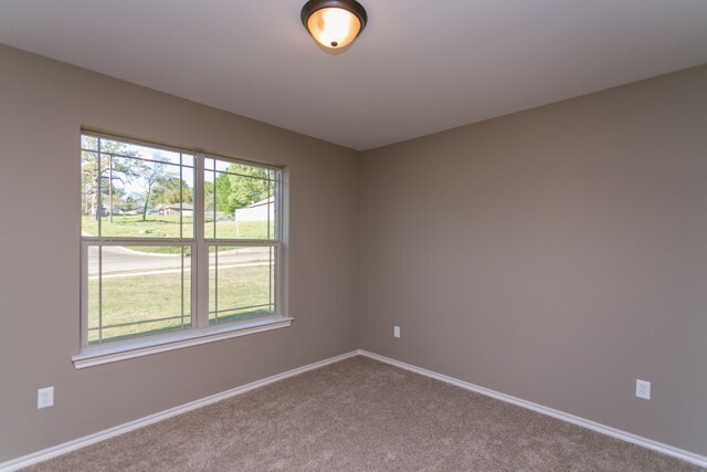 Building Photo - MOVE IN READY $200 OFF 1st month's rent -S...