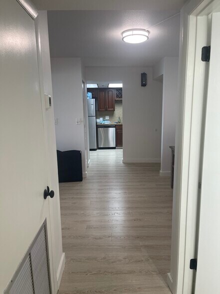 Hallway - 1 Key Capri
