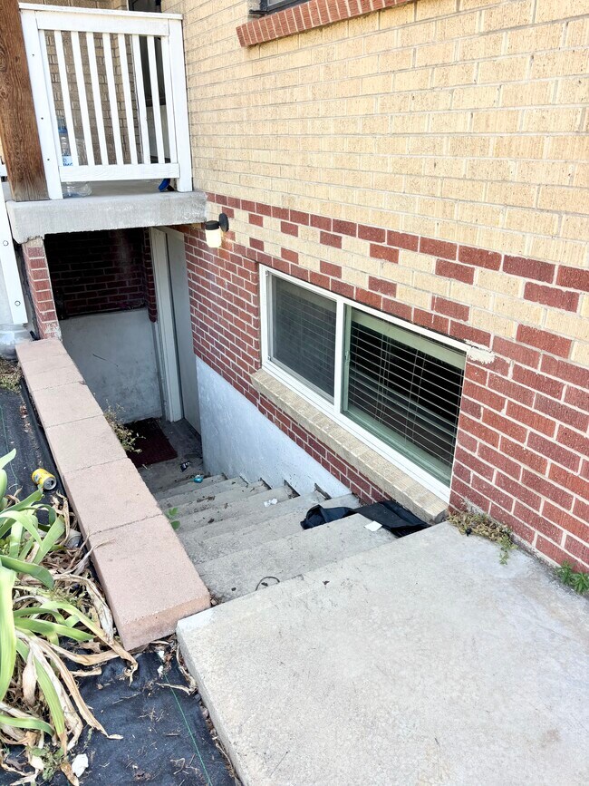 Building Photo - 318 S Dale Ct