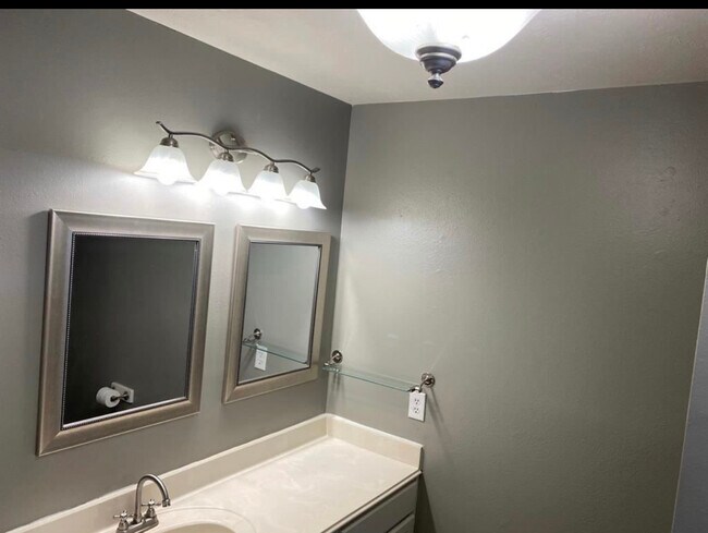 Building Photo - 17158 Summer Hollow Dr