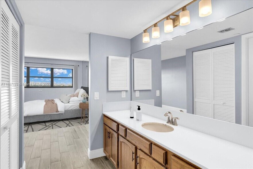 Building Photo - 3200 Port Royale Dr N