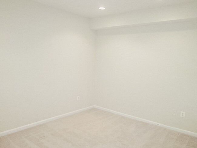 Building Photo - Beautiful 2 Bedroom 2 Bathroom Condo In Mu...