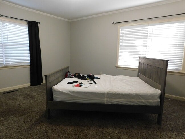 Building Photo - 2 Bed 1.5 Bath Duplex near downtown