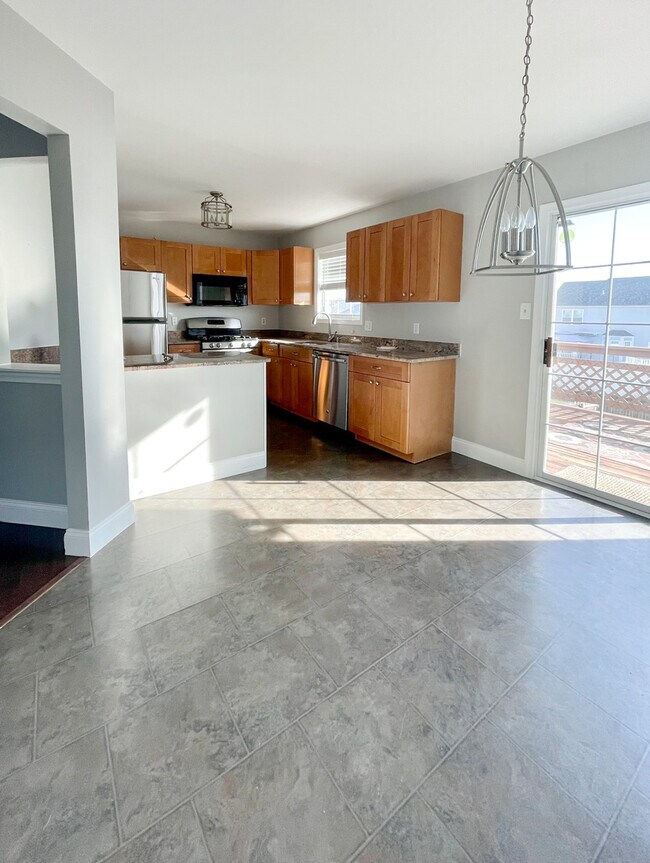Dining Area & Kitchen - 156 Versailles Ct