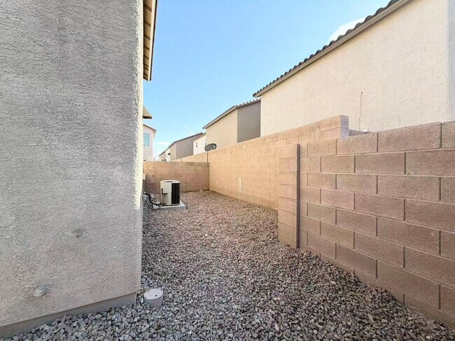 Building Photo - Spacious 2-story home located in a convenient Las Vegas gate community