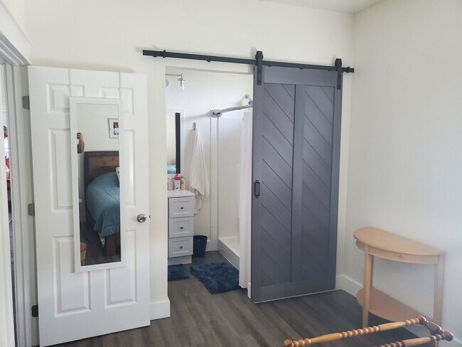 Building Photo - Fully Furnished cozy two-bedroom house