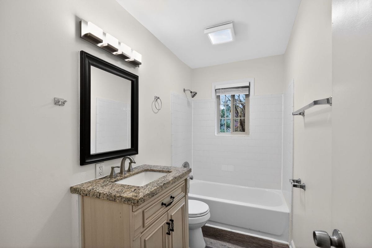 Building Photo - 2520 Peachwood Cir NE