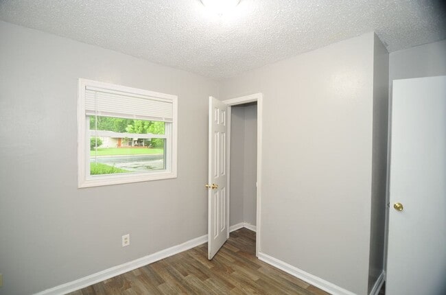 Building Photo - 2425 Tuxedo Dr NW