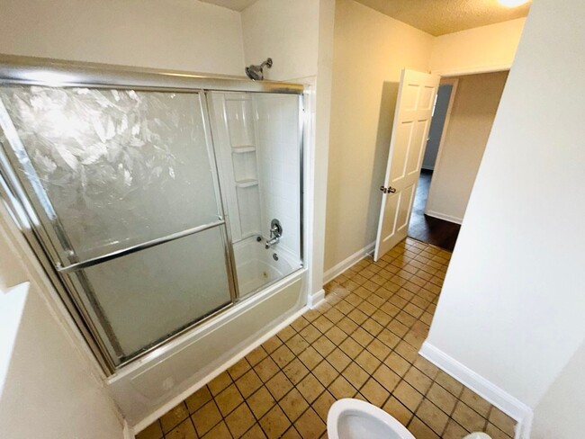 Building Photo - Centrally Located 4 Bedroom Home With Large Yard