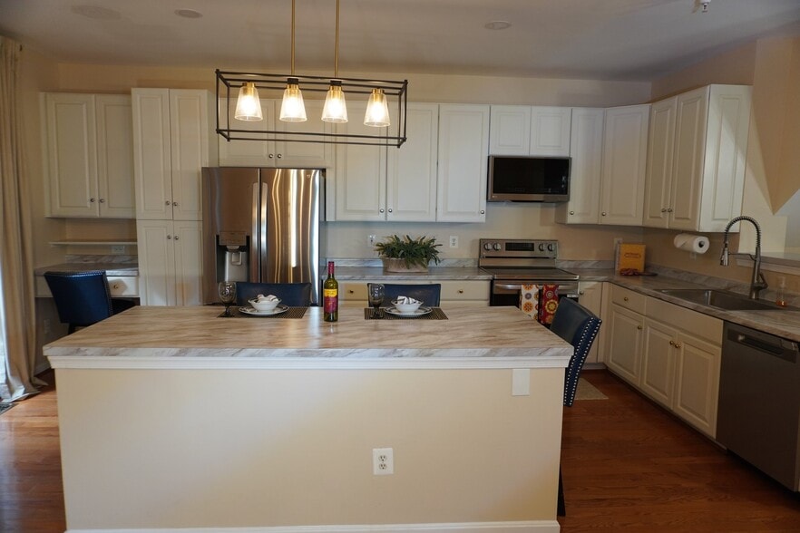 Building Photo - 8381 Township Dr