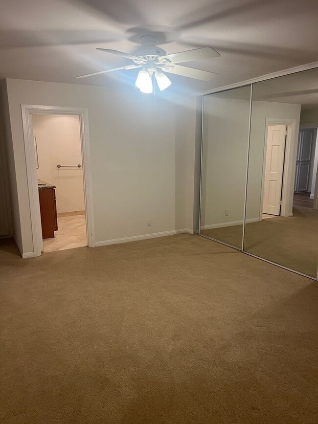 Building Photo - Huge 2 bed 2 bath condo.  2 balconies peek a boo ocean views