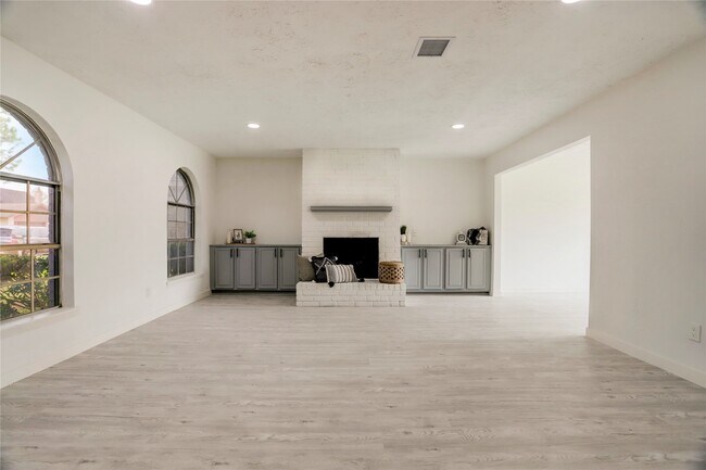 Building Photo - 7926 Windy Creek Dr