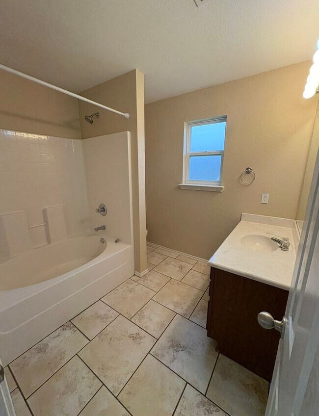 Building Photo - AVAILABLE NOW!!