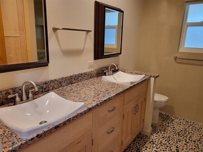 Building Photo - 4012 Hyridge Dr