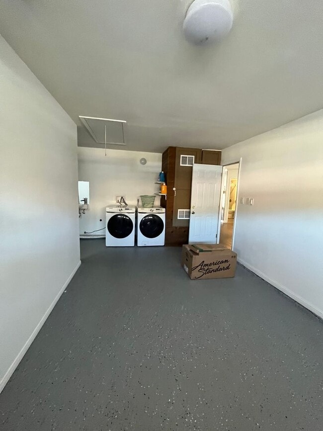Building Photo - 3bdr 2 bth with a Bonus Room in Spring Val...