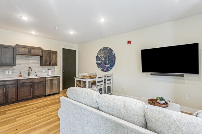 Building Photo - CORPORATE LEASE AVAILABILITY FOR 3, 6, OR 12 MONTHS! ALL BILLS AND PARKING INCLUDED!