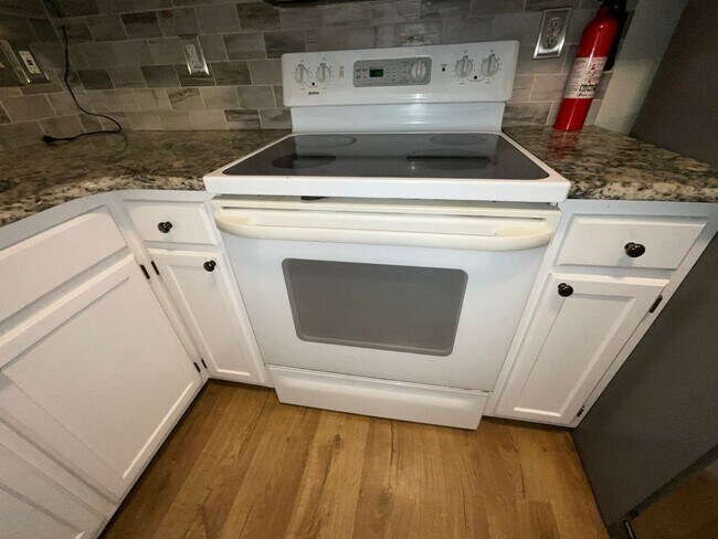 Building Photo - Now Available to View! Immaculate 2 bed, 2 bath, Fireplace, Garage, Granite and More!!