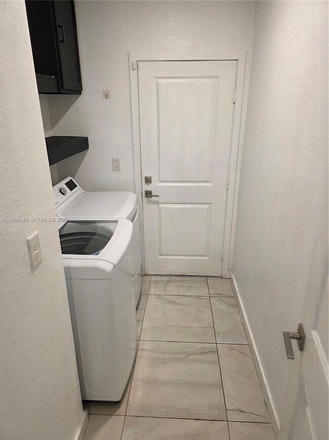 Building Photo - 600 NE 4th Ter