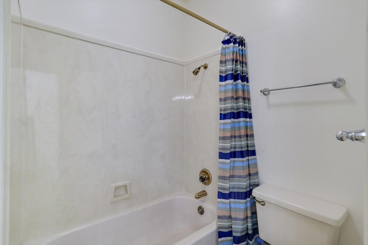 Building Photo - 1330 Roxbury Ct