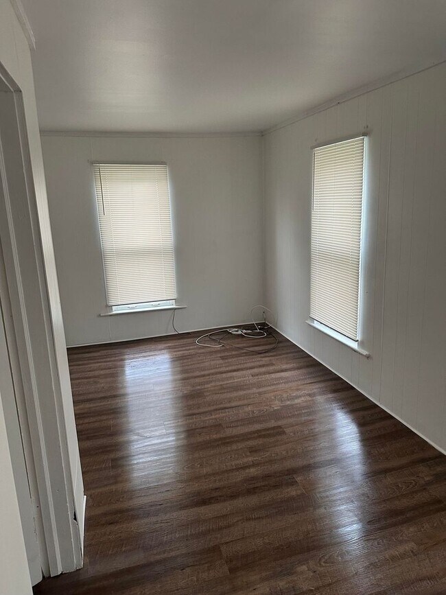 Building Photo - Updated 2 Bedroom 1 Bath in Trinity School District