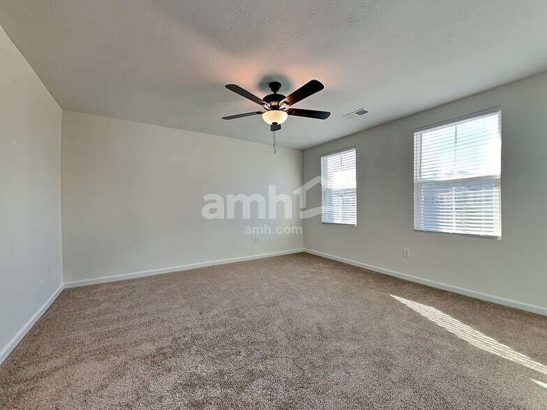 Building Photo - 213 Wooded Ridge Dr