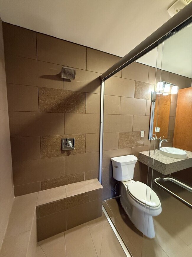 Building Photo - Luxury Apartment