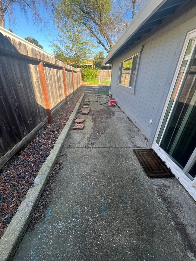 Building Photo - 4818 Suncrest Way