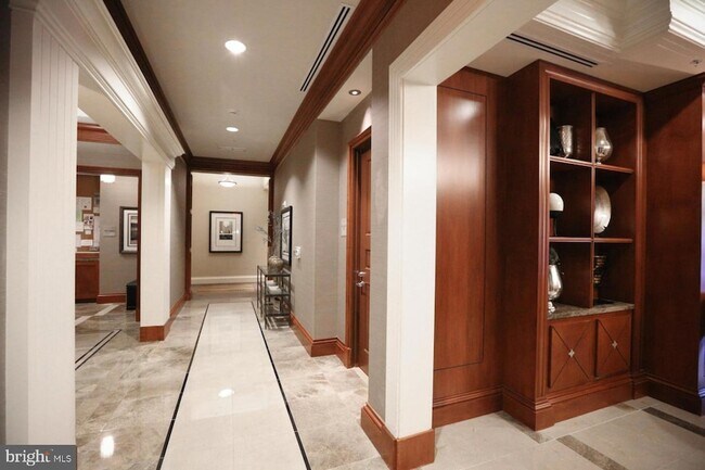 Building Photo - 8220 Crestwood Heights Dr