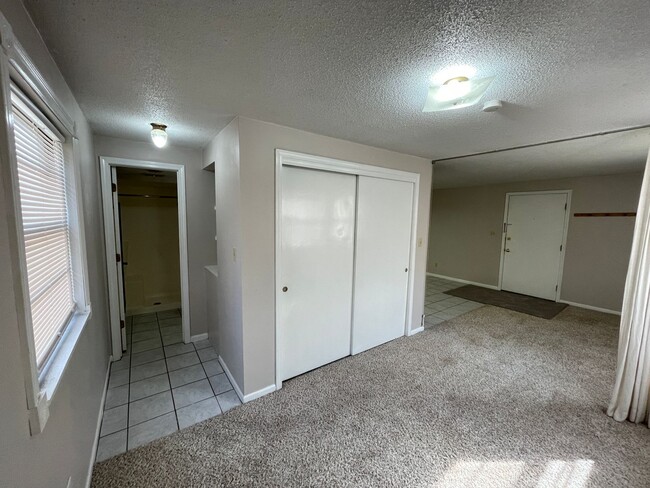 Building Photo - Studio apartment 1/2 block from campus! Re...