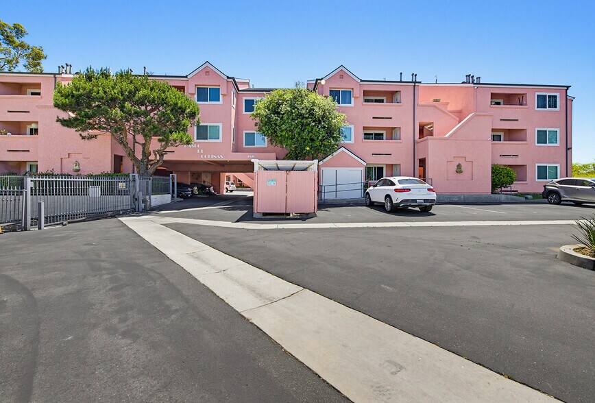 Building Photo - 4810 S La Brea Ave
