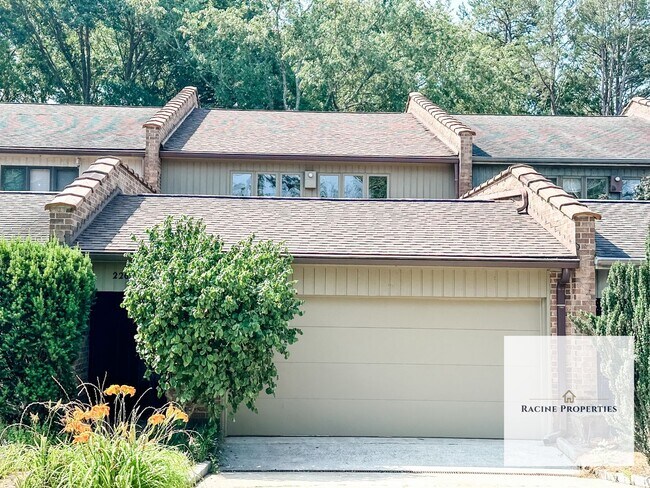 Building Photo - Townhouse available on Lake Hartwell—comes with a water view!