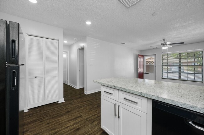 Building Photo - 7110 Tudor Ln