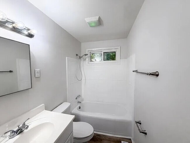 Building Photo - 416 Robin Hood Dr