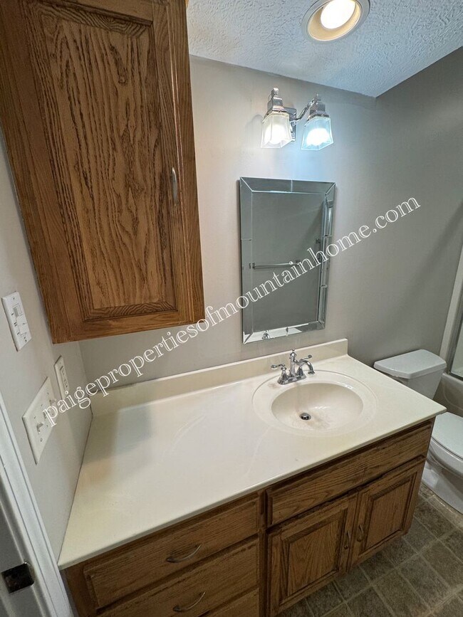 Building Photo - Charming 2-bedroom, 1-bath