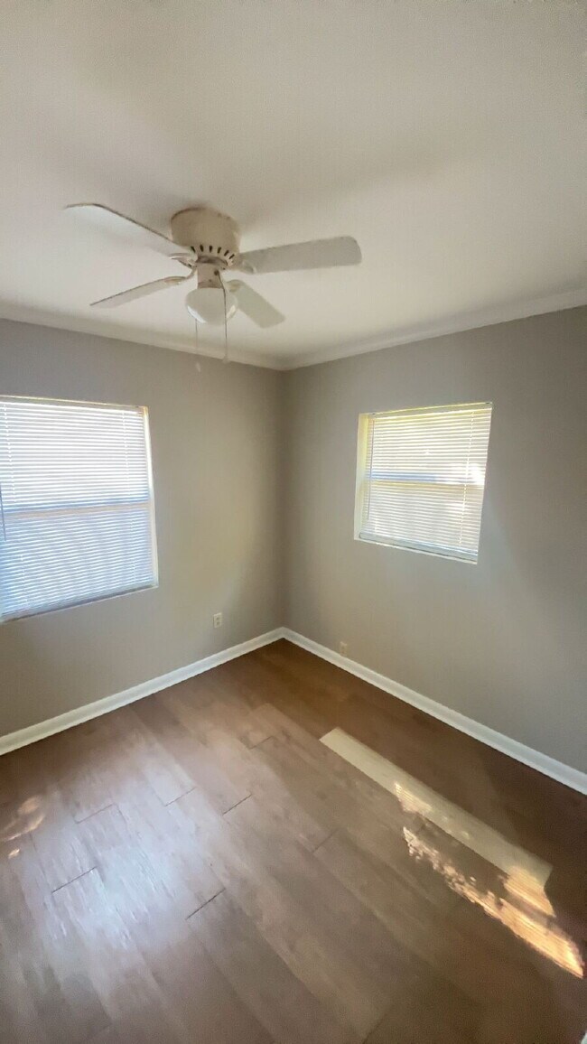 Building Photo - Spacious 2 Bedroom 1 Bathroom