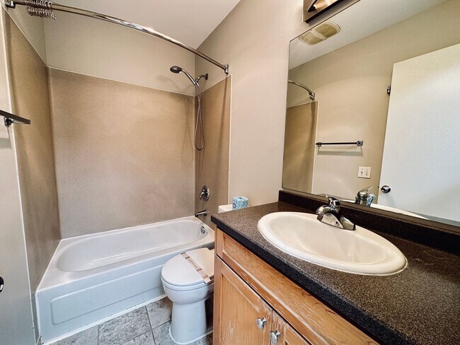 Building Photo - Shoreline - 2 Bedroom plus 1 den/ 2 Bath T...