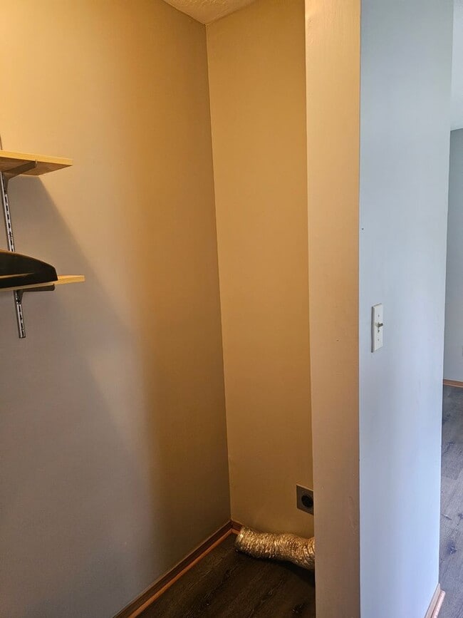 Building Photo - Adorable home ready for you!