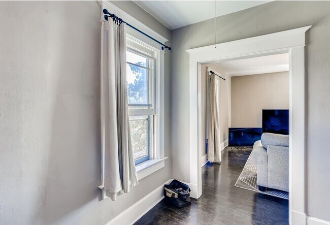 Building Photo - 1 Bedroom, 1 Bath blocks from Downtown Longmont